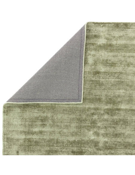 Tappeto Blade Sage: eleganza minimal in tinta unita verde salvia, comfort e qualità artigianale per ambienti moderni e raffinat