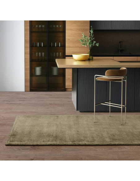 Tappeto Blade Sage: eleganza minimal in tinta unita verde salvia, comfort e qualità artigianale per ambienti moderni e raffinat