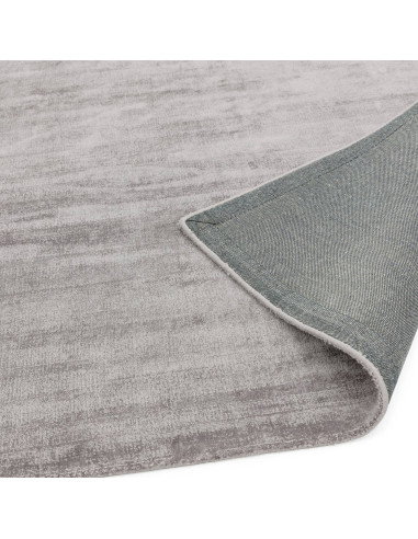 Tappeto Blade Silver in viscosa naturale: eleganza minimal e comfort superiore per ambienti moderni. Disponibile in diverse mis