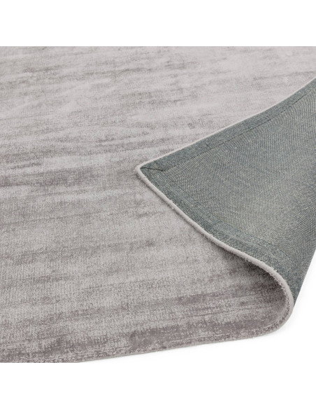 Tappeto Blade Silver in viscosa naturale: eleganza minimal e comfort superiore per ambienti moderni. Disponibile in diverse mis