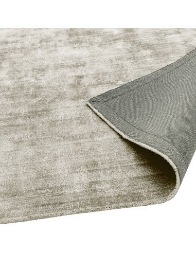 Tappeto Blade Smoke: eleganza e comfort in viscosa naturale, perfetto per ambienti minimal con design tinta unita e facile manu