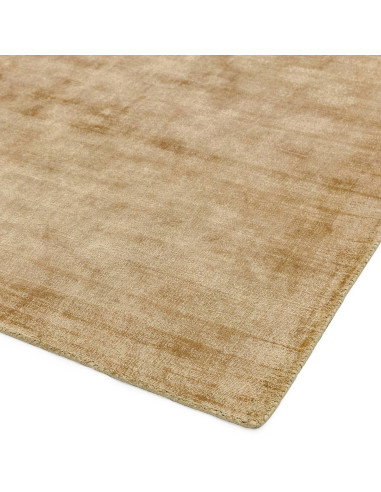 Tappeto Blade Soft Gold: eleganza minimalista e comfort in viscosa naturale, perfetto per ambienti moderni con stile tinta unit