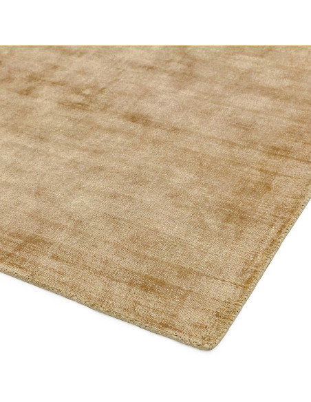 Tappeto Blade Soft Gold: eleganza minimalista e comfort in viscosa naturale, perfetto per ambienti moderni con stile tinta unit