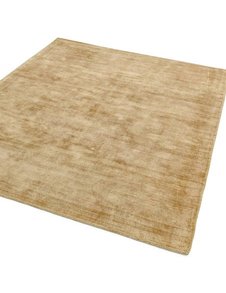 Tappeto Blade Soft Gold: eleganza minimalista e comfort in viscosa naturale, perfetto per ambienti moderni con stile tinta unit