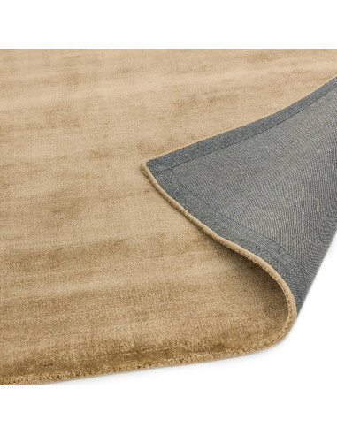 Tappeto Blade Soft Gold: eleganza minimalista e comfort in viscosa naturale, perfetto per ambienti moderni con stile tinta unit