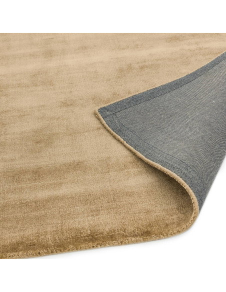 Tappeto Blade Soft Gold: eleganza minimalista e comfort in viscosa naturale, perfetto per ambienti moderni con stile tinta unit