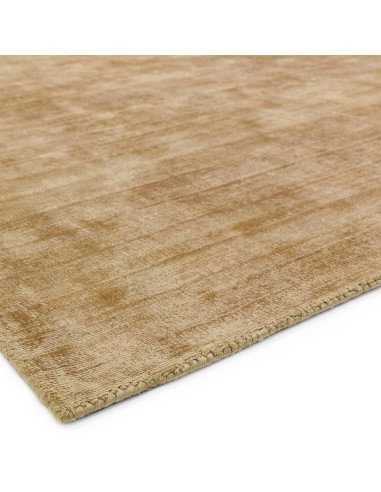 Tappeto Blade Soft Gold: eleganza minimalista e comfort in viscosa naturale, perfetto per ambienti moderni con stile tinta unit