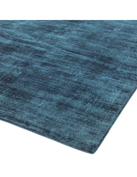 Tappeto tinta unita Blade Teal in viscosa naturale, design minimal e comfort artigianale per un ambiente elegante e moderno.