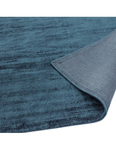Tappeto tinta unita Blade Teal in viscosa naturale, design minimal e comfort artigianale per un ambiente elegante e moderno.