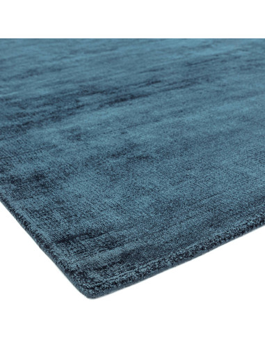 Tappeto tinta unita Blade Teal in viscosa naturale, design minimal e comfort artigianale per un ambiente elegante e moderno.