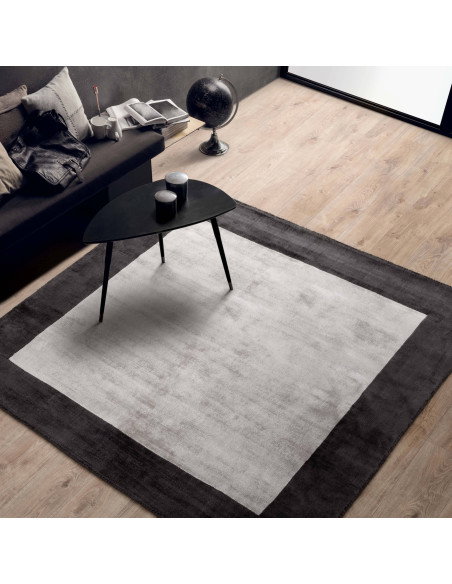 Tappeto minimalista Blade Border Charcoal/Silver: eleganza tinta unita, morbidezza e artigianato indiano per ambienti moderni e