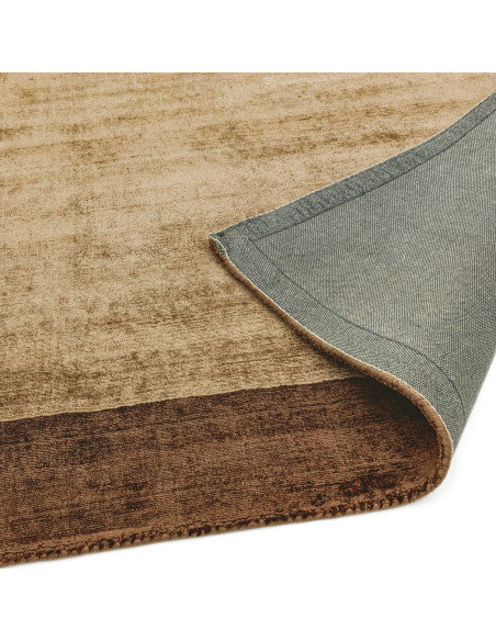 Tappeto minimal in viscosa naturale, Blade Border Choco/Mocha unisce eleganza geometrica e comfort per ambienti moderni e raffi