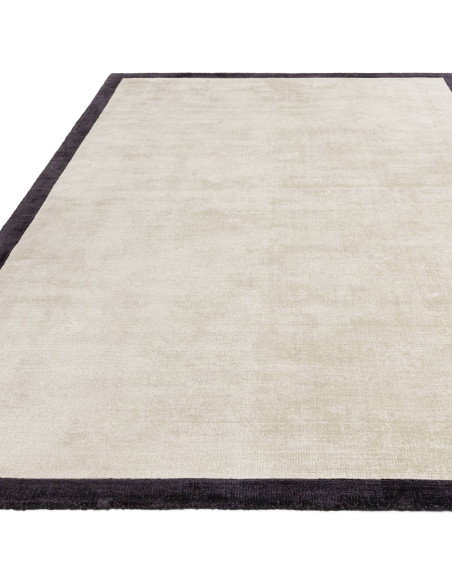 Tappeto minimal in viscosa naturale, Blade Border Putty/Charcoal 10 unisce eleganza tinta unita e design artigianale per ambien