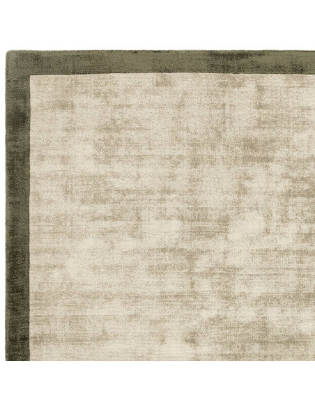 Tappeto minimal in viscosa naturale con cornice geometrica verde salvia, elegante e versatile, perfetto per ambienti moderni e