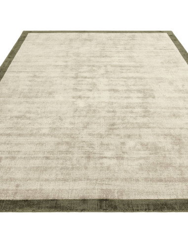 Tappeto minimal in viscosa naturale con cornice geometrica verde salvia, elegante e versatile, perfetto per ambienti moderni e