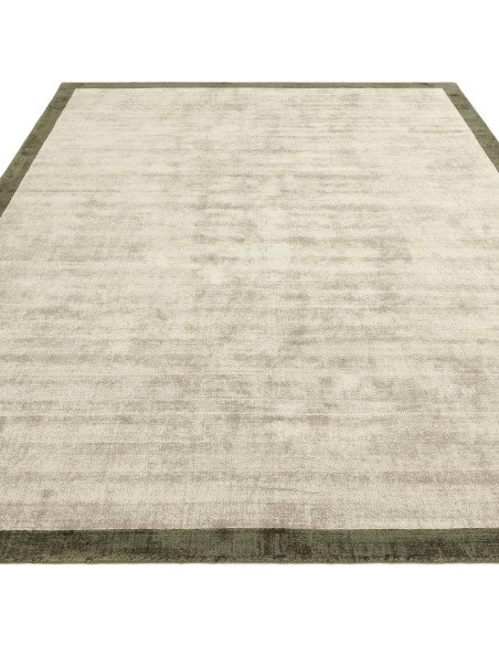 Tappeto minimal in viscosa naturale con cornice geometrica verde salvia, elegante e versatile, perfetto per ambienti moderni e