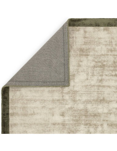 Tappeto minimal in viscosa naturale con cornice geometrica verde salvia, elegante e versatile, perfetto per ambienti moderni e