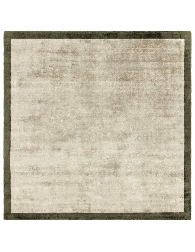 Tappeto minimal in viscosa naturale con cornice geometrica verde salvia, elegante e versatile, perfetto per ambienti moderni e
