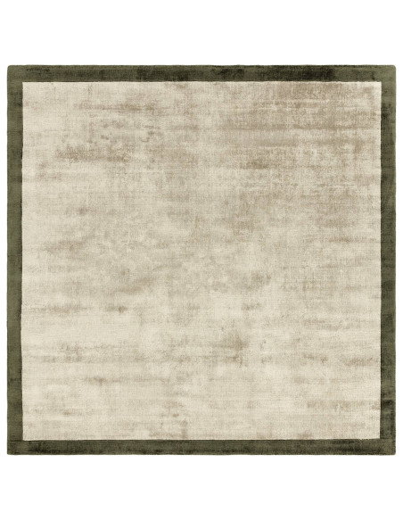 Tappeto minimal in viscosa naturale con cornice geometrica verde salvia, elegante e versatile, perfetto per ambienti moderni e