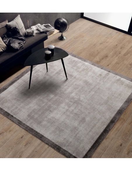 Elevate your space with the Blade Border Silver/Grey 08, a handcrafted minimalist rug featuring a subtle geometric border in el