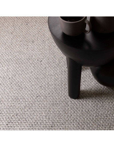 Tappeto Finley Grey: eleganza minimal e tinta unita in grigio chiaro, perfetto per ogni ambiente moderno. Resistente, facile da