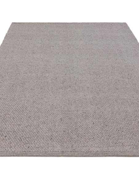 Tappeto Finley Grey: eleganza minimal e tinta unita in grigio chiaro, perfetto per ogni ambiente moderno. Resistente, facile da