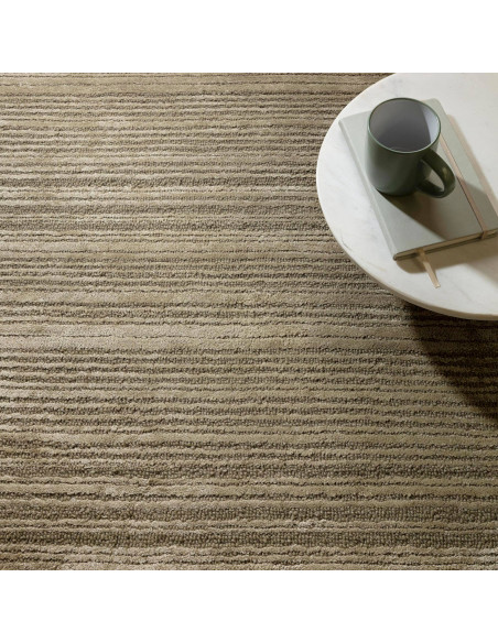 Tappeto Henley Sage in viscosa e lana, tinta unita verde salvia, perfetto per ambienti minimal e raffinati. Eleganza naturale e