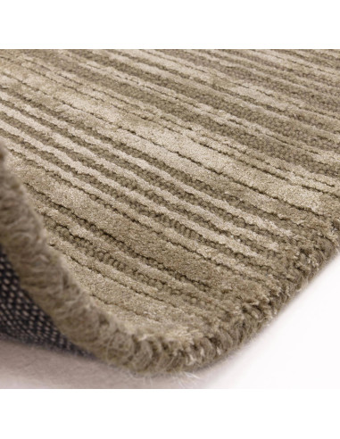 Tappeto Henley Sage in viscosa e lana, tinta unita verde salvia, perfetto per ambienti minimal e raffinati. Eleganza naturale e