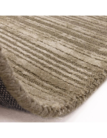 Tappeto Henley Sage in viscosa e lana, tinta unita verde salvia, perfetto per ambienti minimal e raffinati. Eleganza naturale e