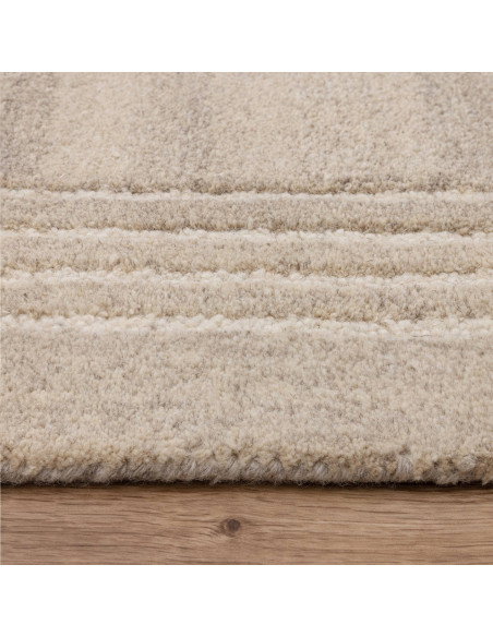 Tappeto Orlo Sand: eleganza minimalista in lana naturale, design sobrio e tinta unita per un ambiente accogliente e raffinato.