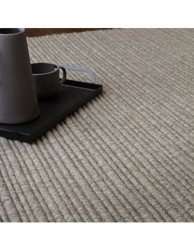 Tappeto tinta unita Ravine Greige in lana naturale, perfetto per ambienti moderni e minimal. Eleganza, comfort e durata nel tem