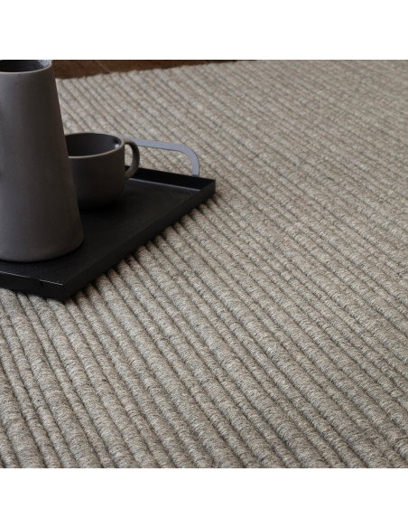 Tappeto tinta unita Ravine Greige in lana naturale, perfetto per ambienti moderni e minimal. Eleganza, comfort e durata nel tem