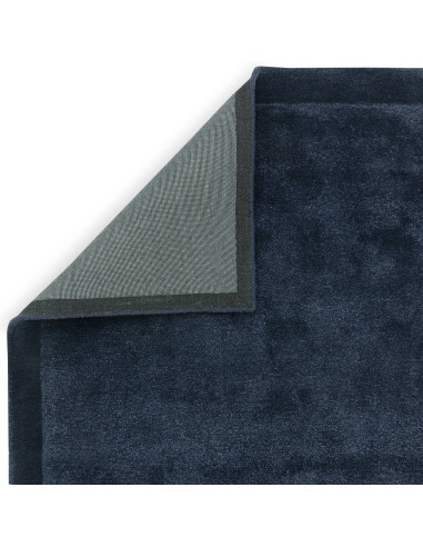 Tappeto Rise Navy: eleganza minimalista e comfort unico in tinta unita blu navy, perfetto per ambienti moderni e raffinati.