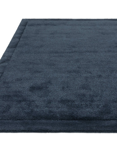Tappeto Rise Navy: eleganza minimalista e comfort unico in tinta unita blu navy, perfetto per ambienti moderni e raffinati.