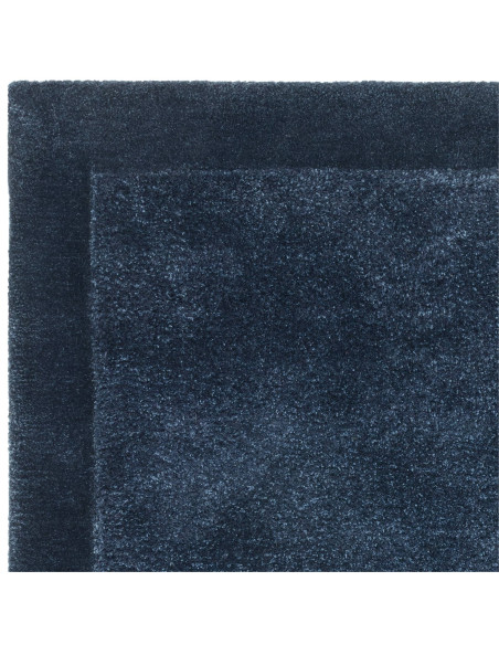 Tappeto Rise Navy: eleganza minimalista e comfort unico in tinta unita blu navy, perfetto per ambienti moderni e raffinati.