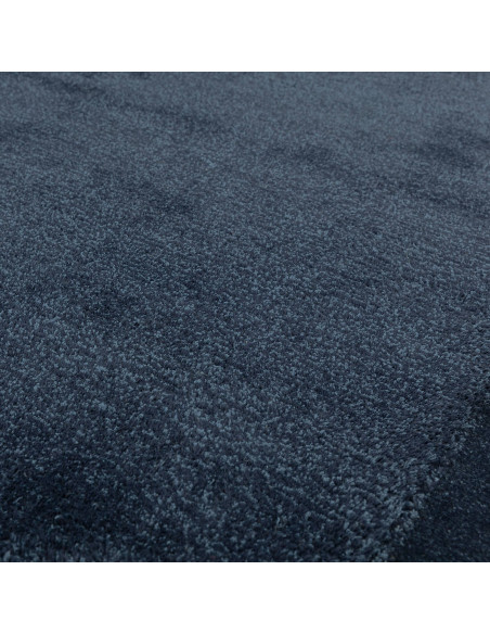 Tappeto Rise Navy: eleganza minimalista e comfort unico in tinta unita blu navy, perfetto per ambienti moderni e raffinati.