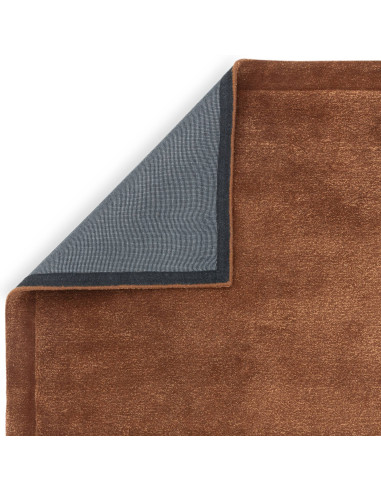 Tappeto tinta unita Rise Rust in lana e viscosa, artigianale e minimal, per un ambiente caldo, elegante e resistente nel tempo.