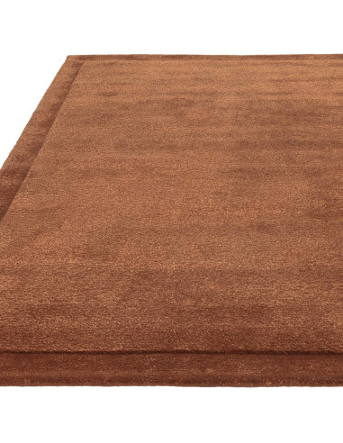 Tappeto tinta unita Rise Rust in lana e viscosa, artigianale e minimal, per un ambiente caldo, elegante e resistente nel tempo.