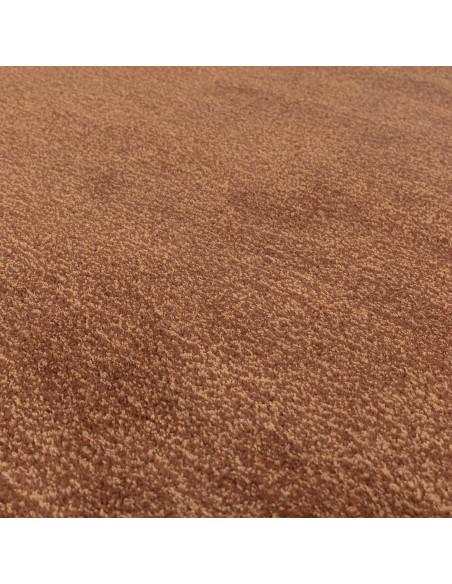 Tappeto tinta unita Rise Rust in lana e viscosa, artigianale e minimal, per un ambiente caldo, elegante e resistente nel tempo.