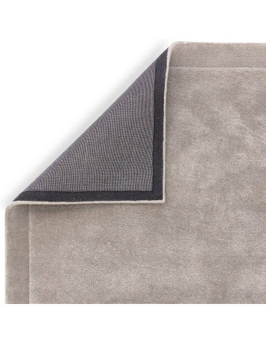 Tappeto tinta unita Rise Silver: eleganza minimal, morbidezza naturale e design senza tempo per ambienti moderni e accoglienti.