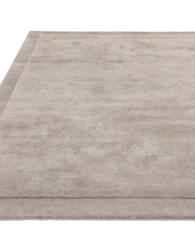 Tappeto tinta unita Rise Silver: eleganza minimal, morbidezza naturale e design senza tempo per ambienti moderni e accoglienti.