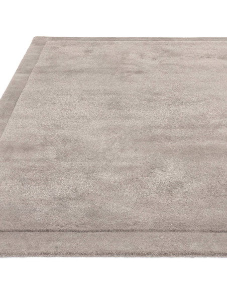 Tappeto tinta unita Rise Silver: eleganza minimal, morbidezza naturale e design senza tempo per ambienti moderni e accoglienti.