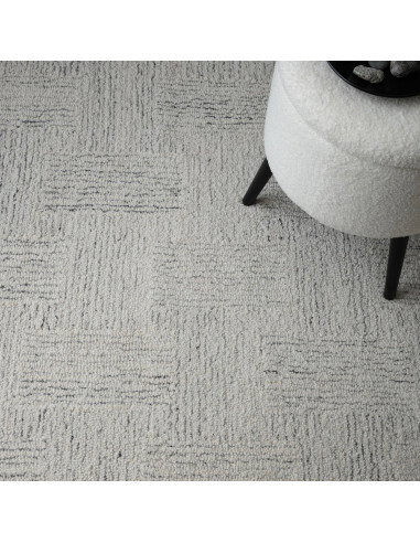 Tappeto Theodore Chevron Sand: eleganza minimal e tinta unita, morbido e resistente, perfetto per ambienti moderni e raffinati.