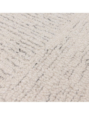 Tappeto Theodore Chevron Sand: eleganza minimal e tinta unita, morbido e resistente, perfetto per ambienti moderni e raffinati.