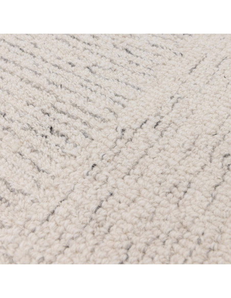 Tappeto Theodore Chevron Sand: eleganza minimal e tinta unita, morbido e resistente, perfetto per ambienti moderni e raffinati.