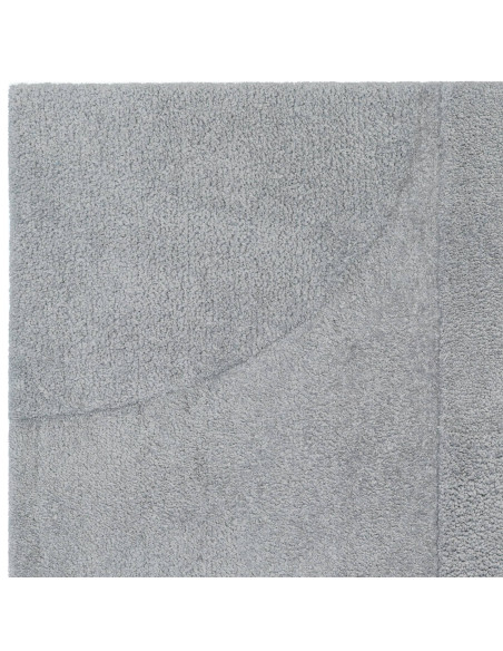 Tappeto Tova Blue: eleganza tinta unita in blu polvere, perfetto per ambienti minimal. Morbido, resistente e facile da pulire.