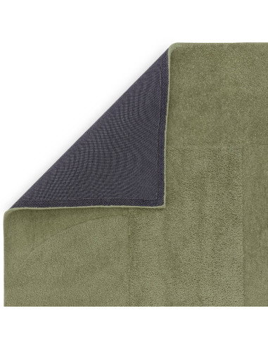 Tappeto Tova Green: eleganza minimal e tinta unita in verde salvia, morbido, resistente e perfetto per ogni ambiente moderno.