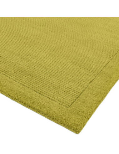 Tappeto minimal York Green in lana naturale verde oliva, design a cornice, morbido e resistente, perfetto per ambienti moderni