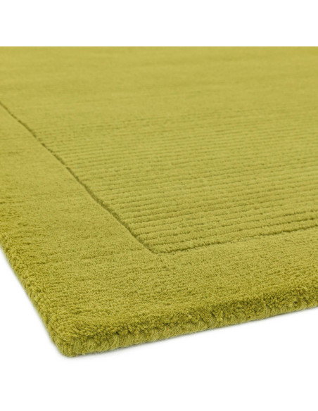 Tappeto minimal York Green in lana naturale verde oliva, design a cornice, morbido e resistente, perfetto per ambienti moderni