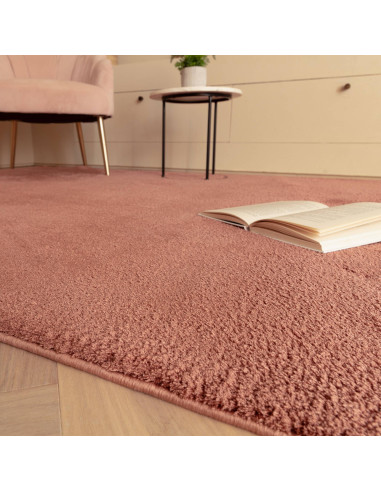 Add warmth and style with the Como Marsala shaggy rug, featuring plush 30 cm pile and durable microfibre for cozy, easy-care li
